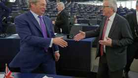 Farage saluda a Juncker al inicio del debate en la Eurocámara