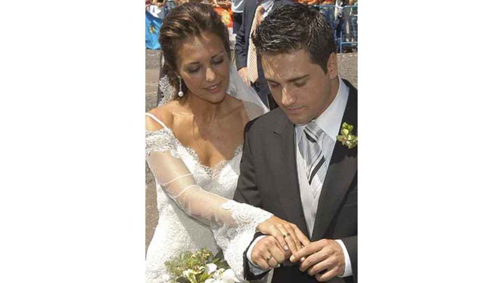 Paula Echevarría y David Bustamante muestran sus alianzas a la salida de su boda.