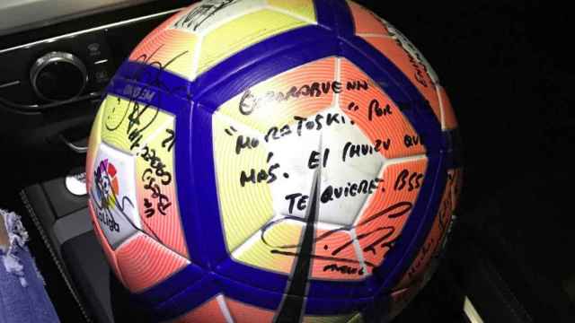 El balón que se llevó Morata firmado por su compañeros. Foto. @alvaromorata