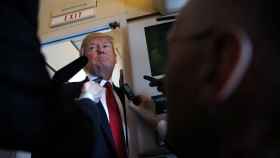 Donald Trump, durante su rueda de prensa en el avión presidencial.