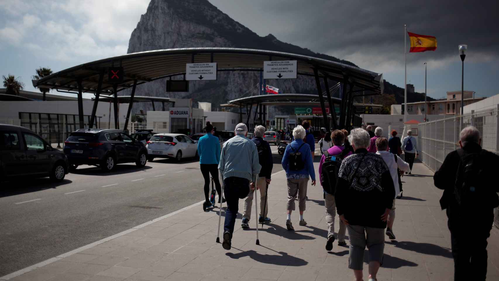 Varios ciudadanos acceden desde La Línea a Gibraltar, territorio británico