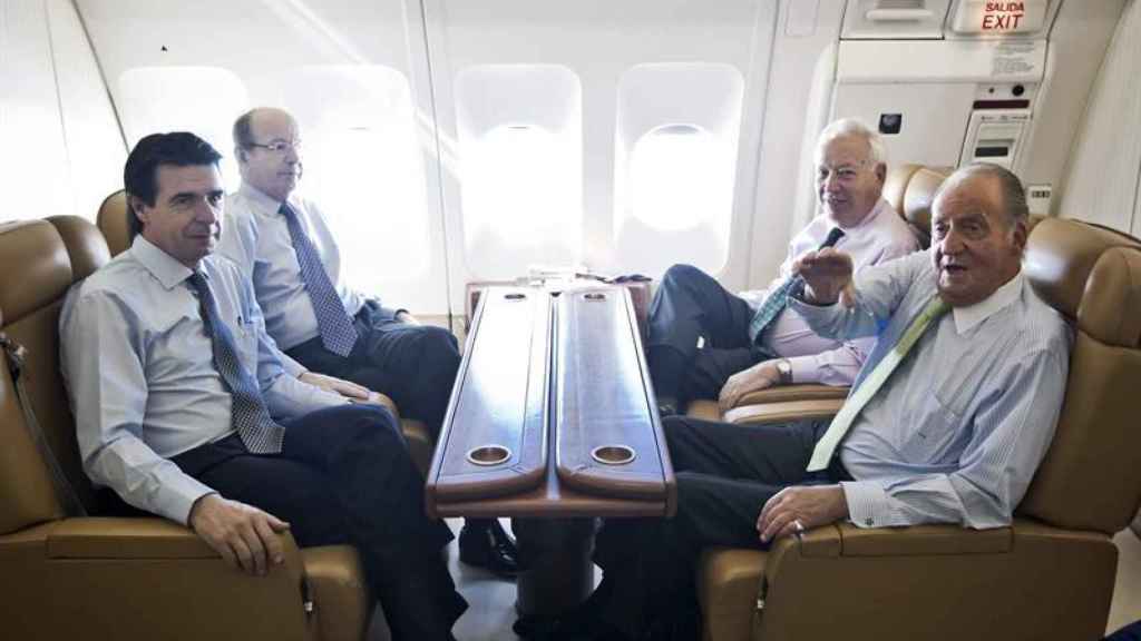 Juan Carlos I junto a los entonces ministros de Industria, José Manuel Soria; Exteriores, José Manuel García-Margallo y el ex jefe de la Casa Real, Rafael Spottorno. (2012). EFE.