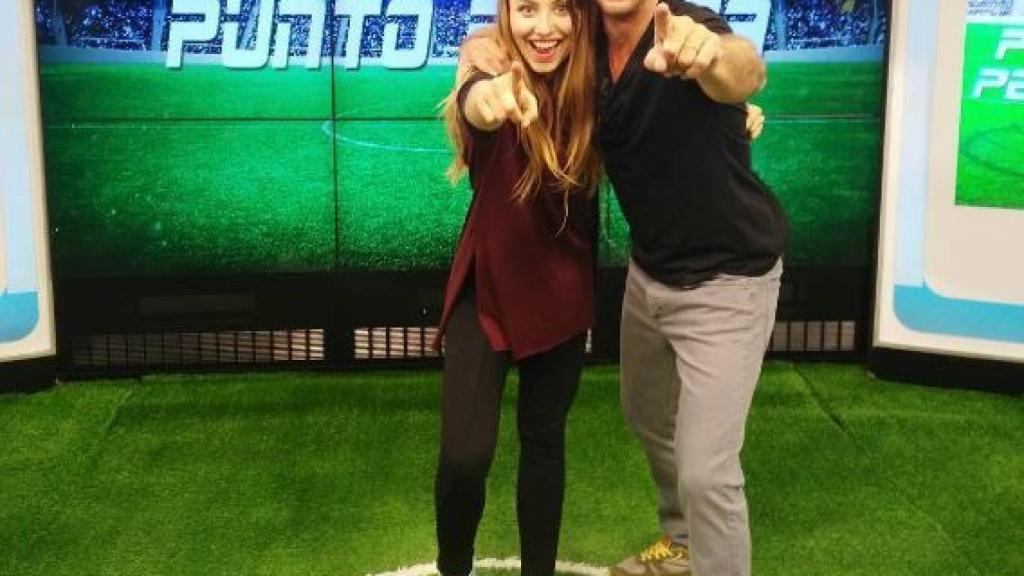 Claudia Caparrós junto a su padre.