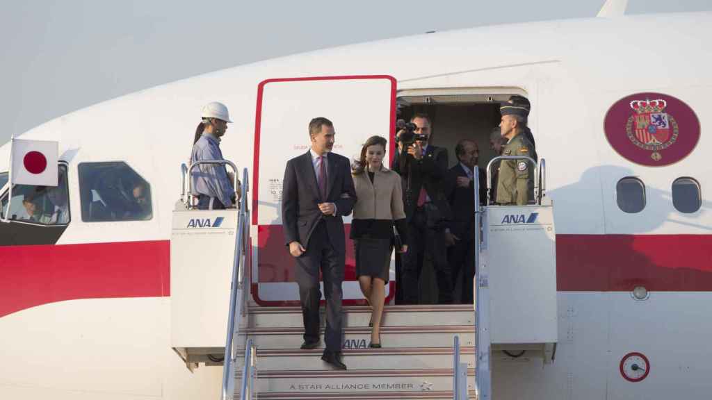 Felipe VI y Letizia bajan del Airbus A-310 en el aeropuerto de Tokio. Gtres.