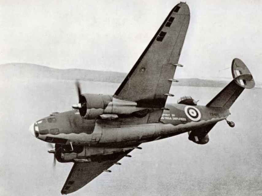 Un avión igual que el bombardero Lockheed Hudson EW916 de la Royal Air Force que se estrelló en Monteagudo.