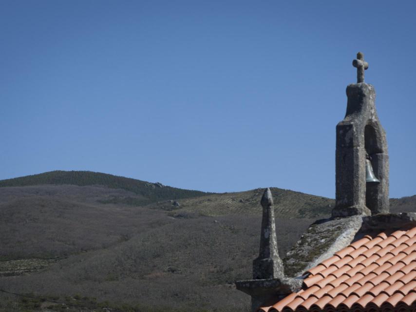 Al fondo, el pico de Monteagudo (verde oscuro por los pinos), donde se estrelló el avión británico.