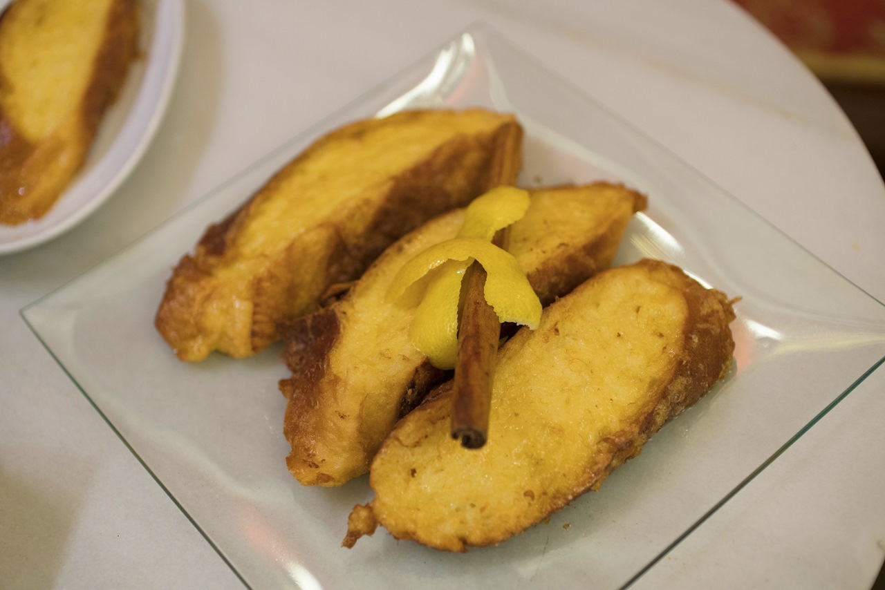 Torrijas closeup de uma torrija em um garfo um doce típico