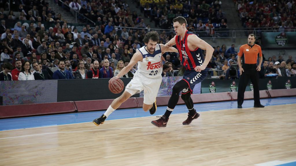 Sergio Llull y Johannes Voigtmann en el último duelo entre Madrid y Baskonia.