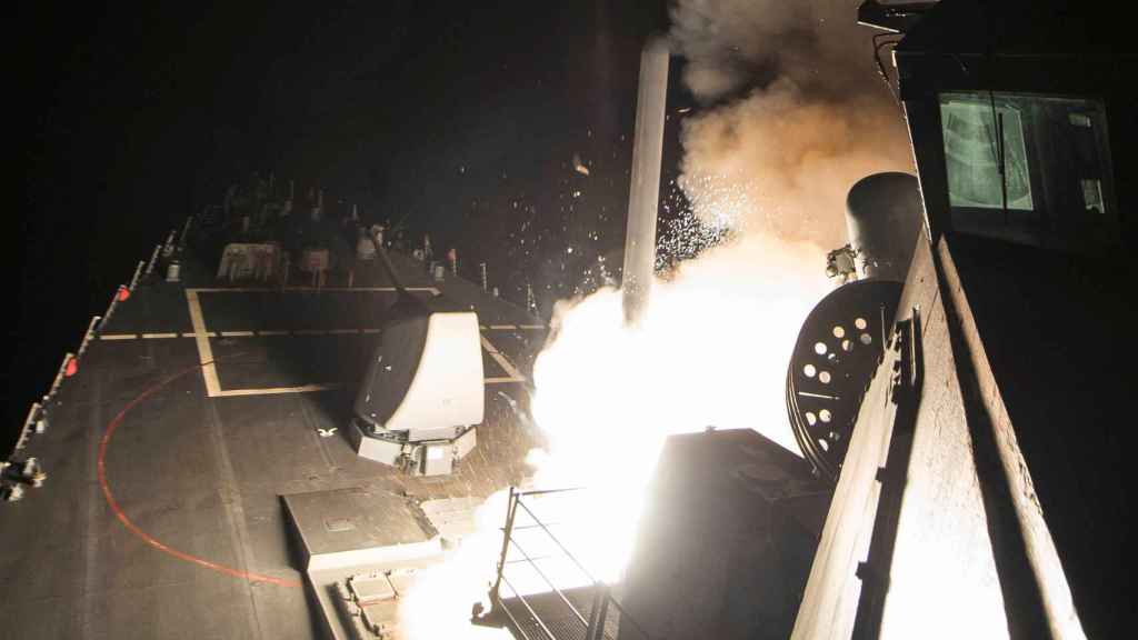 Lanzamiento de un misil Tomahawk desde el USS Ross.