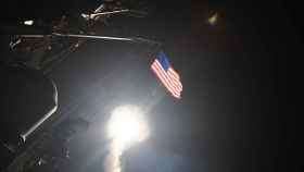 Imagen de uno de los misiles lanzados por EEUU contra la base siria.