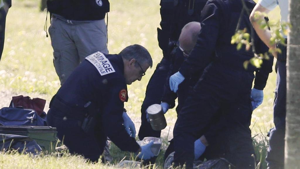 Policías y artificieros franceses, este sábado en Saint-Pee-sur-Nivelle, cerca de Bayona.