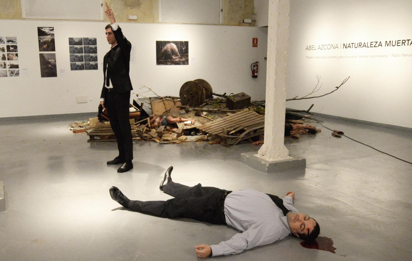 Exposición de Azcona, con simulación del asesinato del embajador ruso en Turquía.