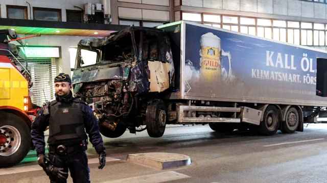 Las autoridades retiran el camión con el que se llevó a cabo el ataque.