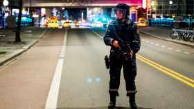 Un policía noruego vigila en el área acordonada.