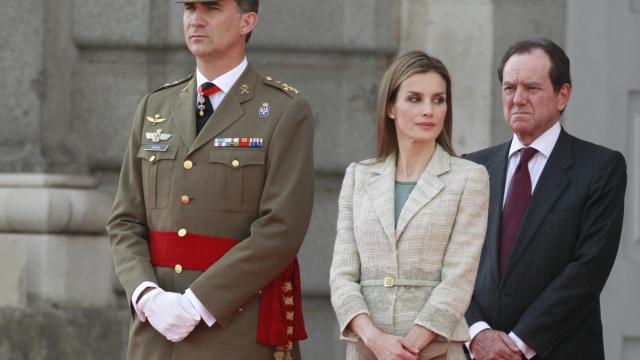 Los reyes, Felipe y Letizia, junto al jefe de la Casa Real, Jaime Alfonsín.