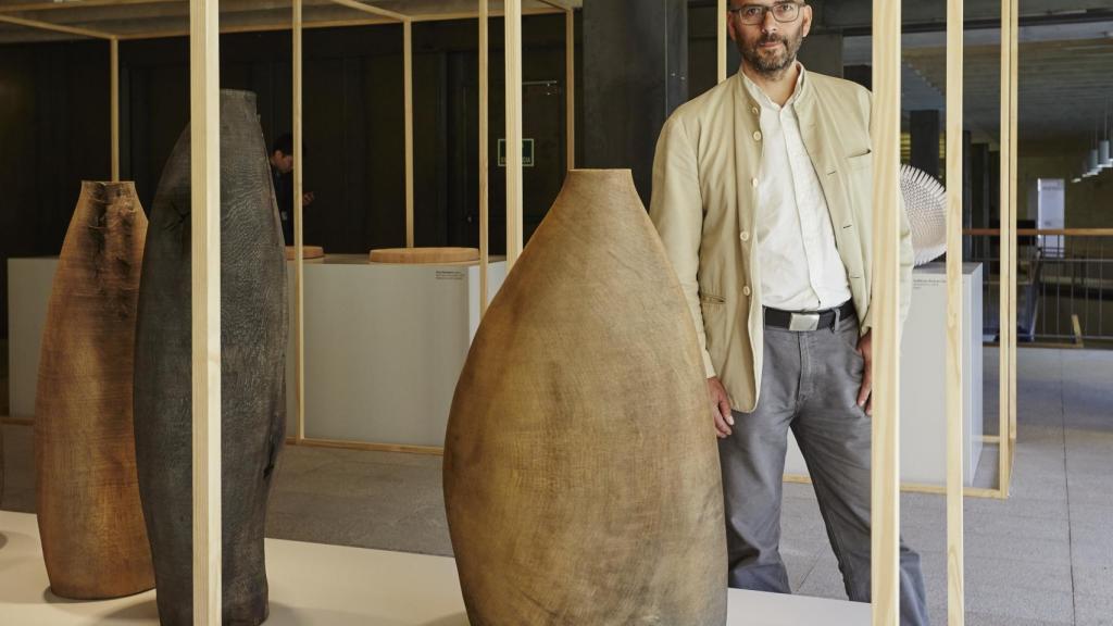 Ernst Gamperl con su obra Tree of Life 2. Foto: Loewe.