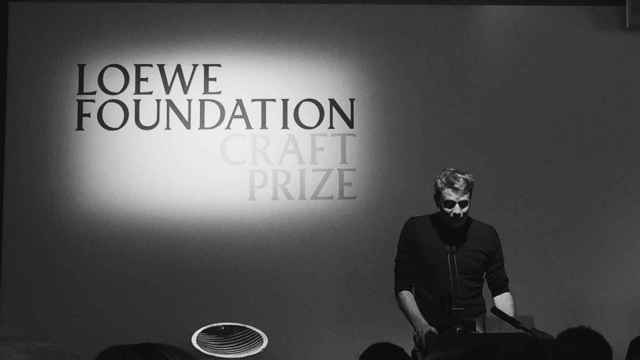 Jonathan Anderson, director creativo de Loewe, en su discurso antes de entregar el premio. | Foto: Marta Romero.