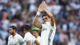 Pepe señalando el escudo del Madrid y rindiéndose a la afición