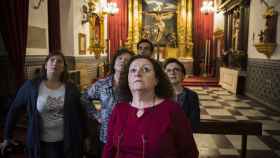 Camarareras, vestidoras y segundo prioste de la Hermandad del Museo de Sevilla, observando la talla de la Virgen de las Aguas.