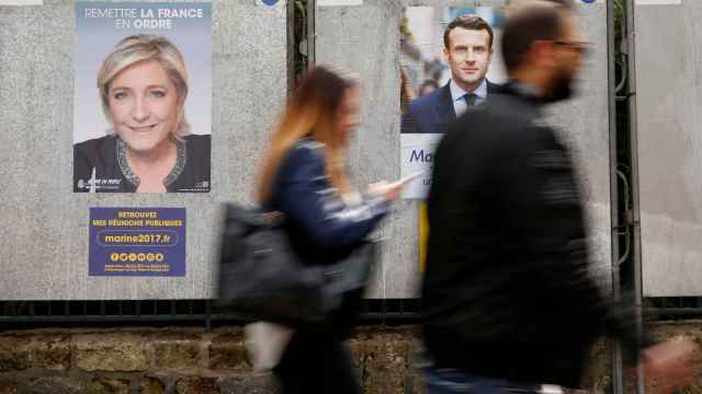Carteles de propaganda electoral de Le Pen y Macron en París.