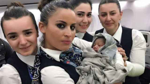 Las azafatas del vuelo posan con la recién nacida