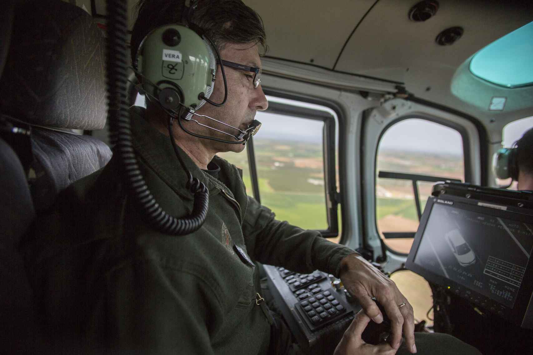 Fernando Vera, Cabo Primero de la agrupación de tráfico de la guardia civil, operando las cámaras del helicóptero de la DGT.