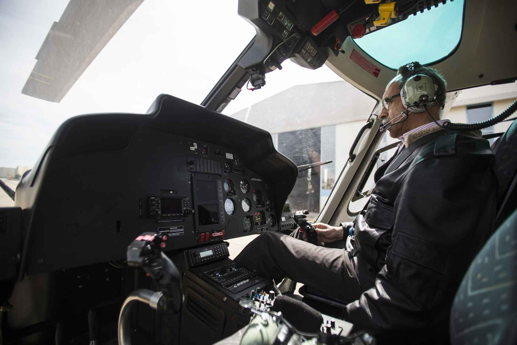 Antonio Zabal, jefe de patrulla de helicópteros de Sevilla y piloto con más años de servicio en la DGT.
