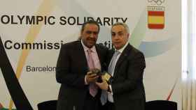 El presidente de la comisión Sheikh Ahmad Al-Fahad Al-Sabah junto a Alejandro Blanco.