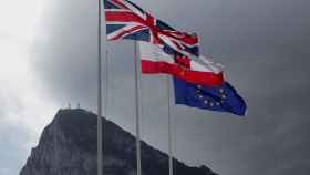 Las banderas de Gibraltar, Reino Unido y la UE ondean en la frontera del Peñón