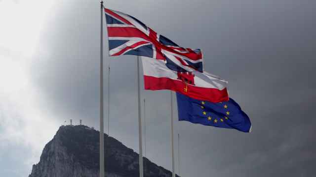 Las banderas de Gibraltar, Reino Unido y la UE ondean en la frontera del Peñón