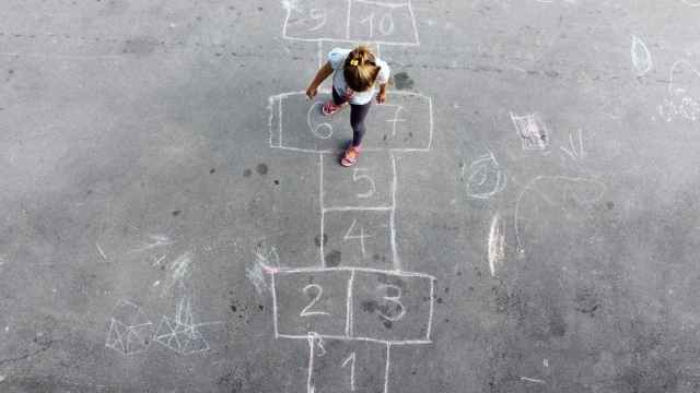 Una alumna juega en el patio de un colegio