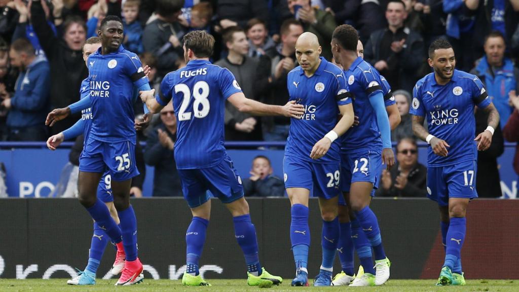Ndidi celebra un gol. con el Leicester.