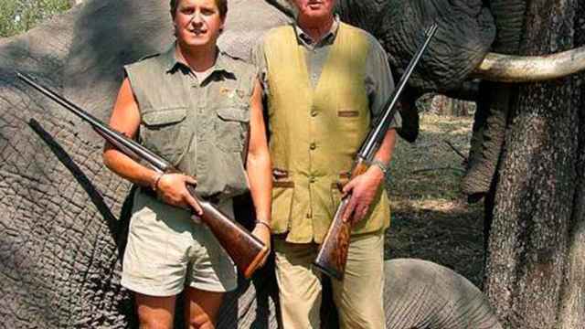 El rey Juan Carlos, tras cazar un elefante.