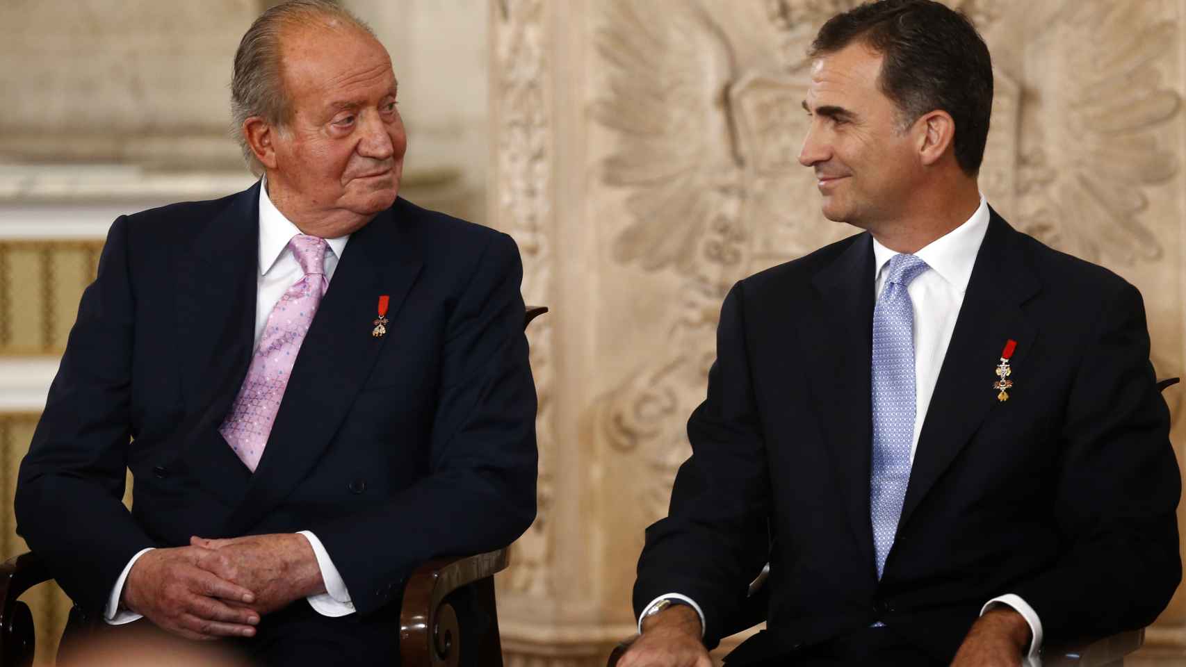 El rey Felipe VI, junto a su padre Juan Carlos el día de la abdicación del segundo, en 2014.