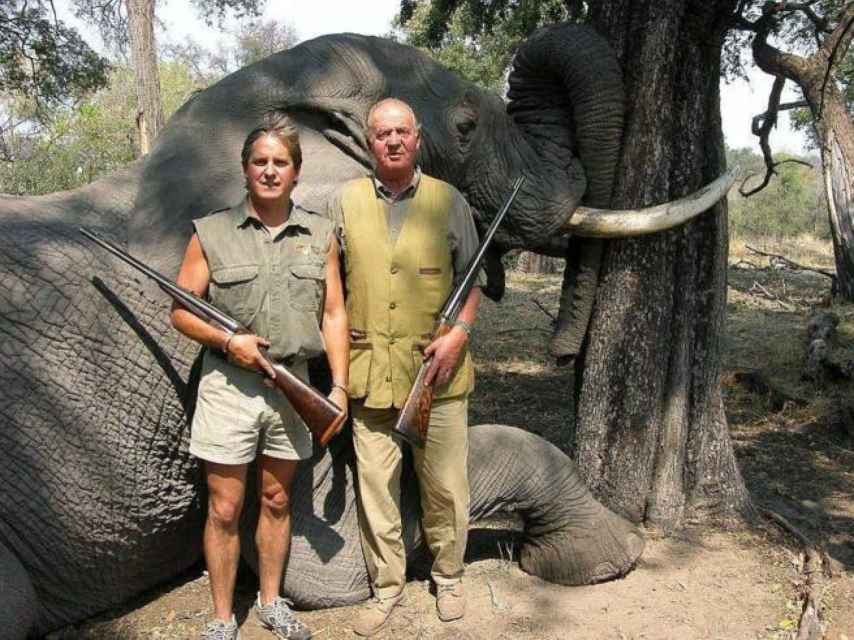 Juan Carlos I junto a Jeff Rann, director de Rann Safaris, en una cacería de elefantes.