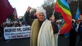 El artista y activista Shangay Lily levantando una bandera LGTB en una manifestación.