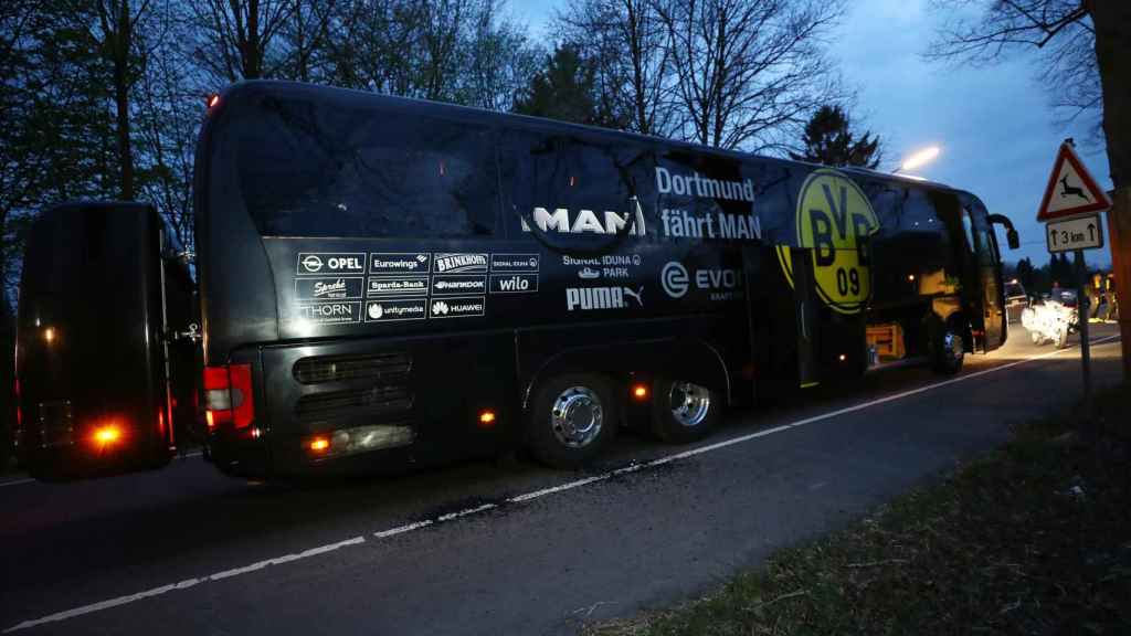 Así quedó el autobús del Dortmund después del ataque.