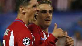 Torres celebra junto a Griezmann el único gol del partido contra el Leicester.