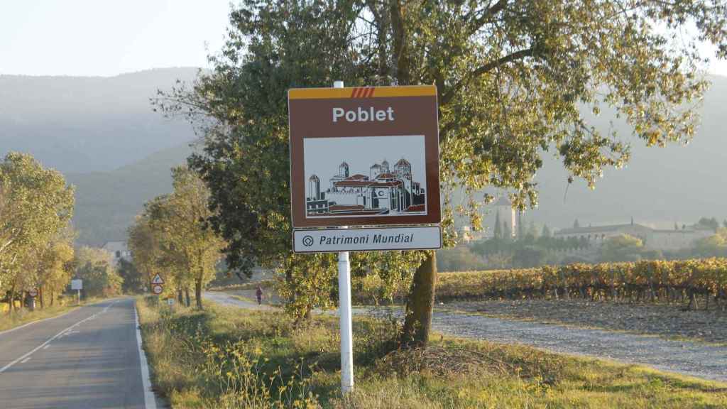 El cartel que se refiere a Poblet como patrimonio mundial, en la llegada al monasterio. (2)