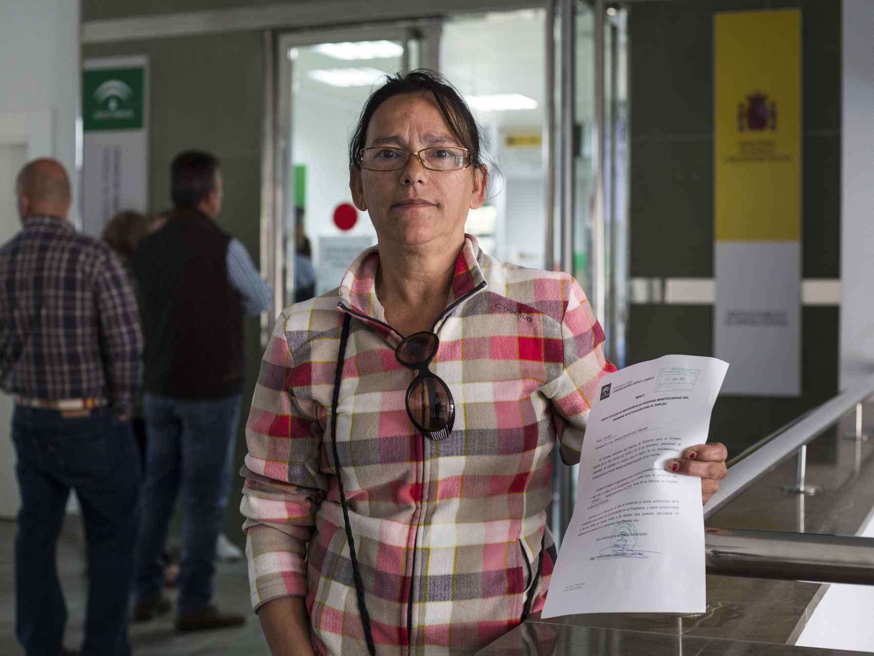 Manuela Rosado lleva 11 años sin trabajar, salvo los 15 días que pasó limpiando dependencias municipales durante dos horas cada jornada.