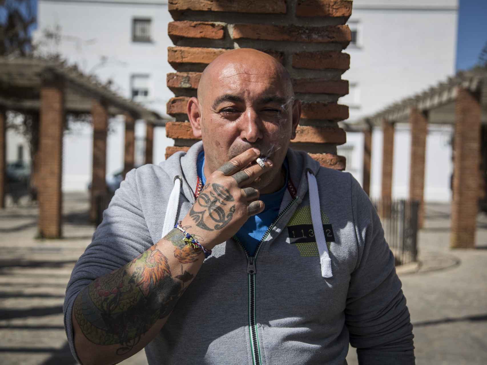 Juan Sánchez asegura que el narcotráfico es un caramelo goloso para los menores sin trabajo de Vejer. Él ha pasado cuatro años y medio en prisión por descargar hachís de una lancha.