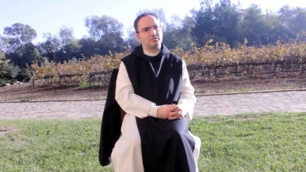 El padre Lluc Torcal, en los exteriores del monasterio.
