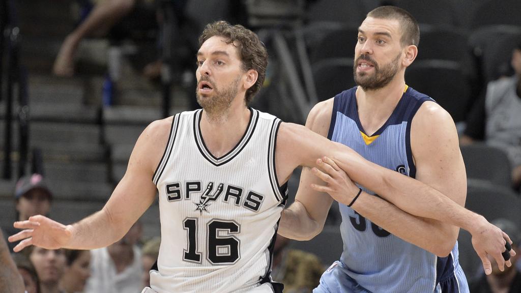 Pau y Marc Gasol en uno de sus enfrentamientos esta temporada.