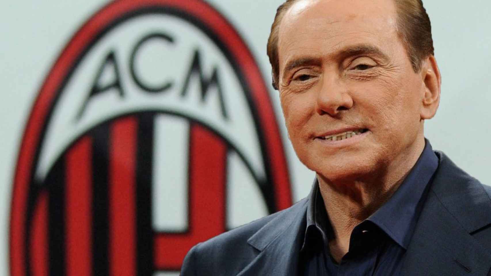 Berlusconi en una rueda de prensa con el Milan