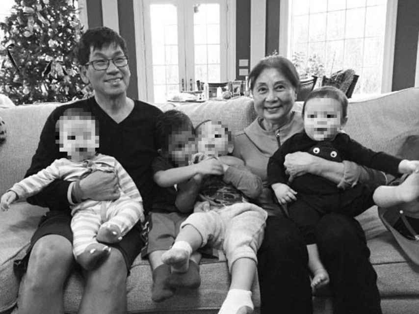 Aquí, David Dao junto a su mujer, Teresa, y sus nietos.