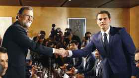 Mariano Rajoy con el líder de Ciudadanos, Albert Rivera, el día que firmaron el pacto de investidura.