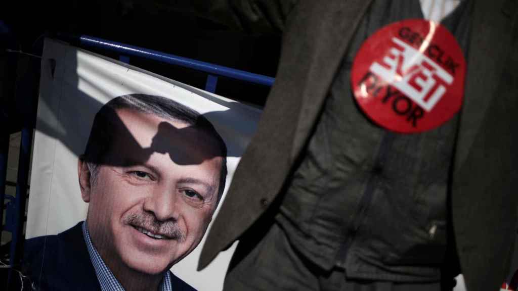 Un votante del 'sí' ondea una bandera con la imagen del presidente Erdogan.