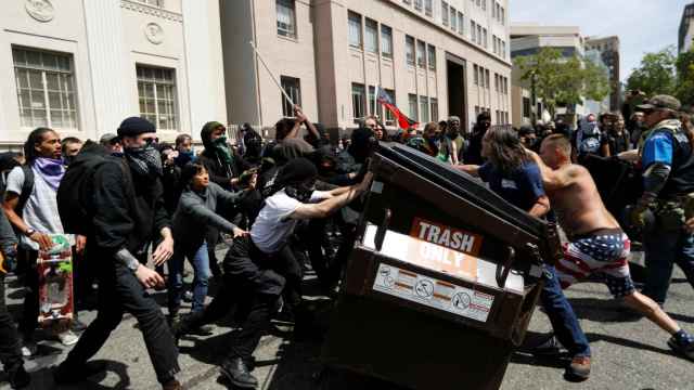Incidentes en Berkeley (California) tras coincidir dos manifestaciones en favor y en contra de Trump.