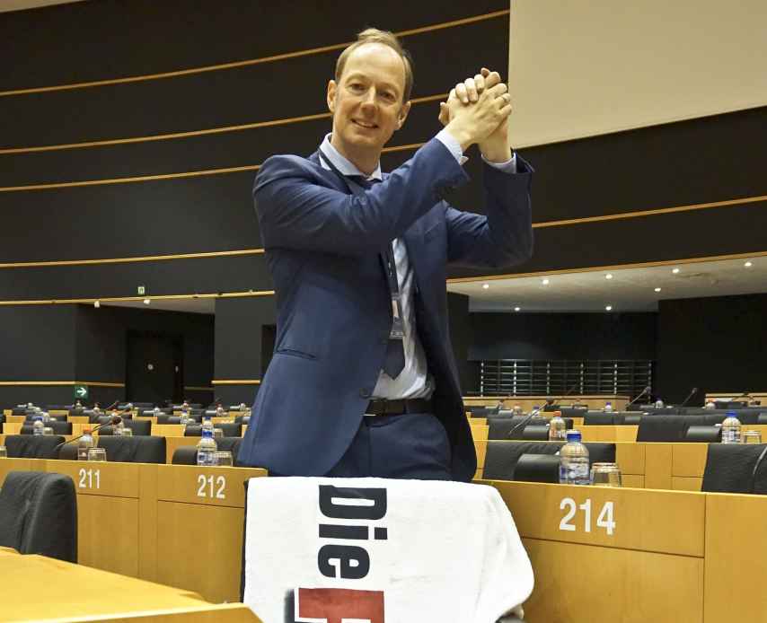 Martin Sonneborn posa en el Parlamento Europeo