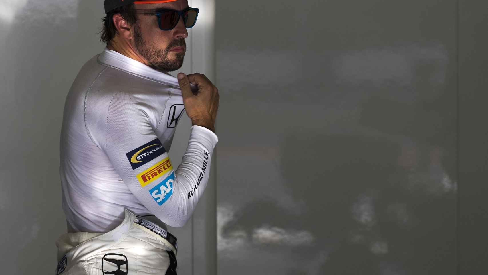 Fernando Alonso en su box en Bahrain.